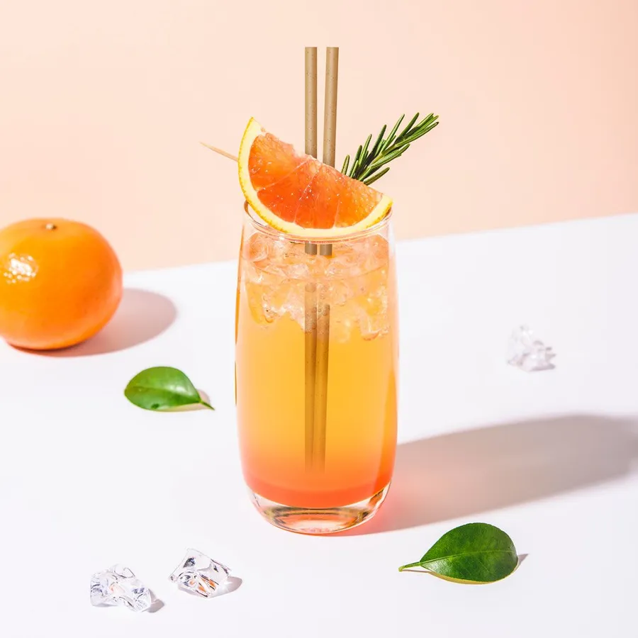 Drink med iskold appelsin og sugerør af sukkerrørsfibre